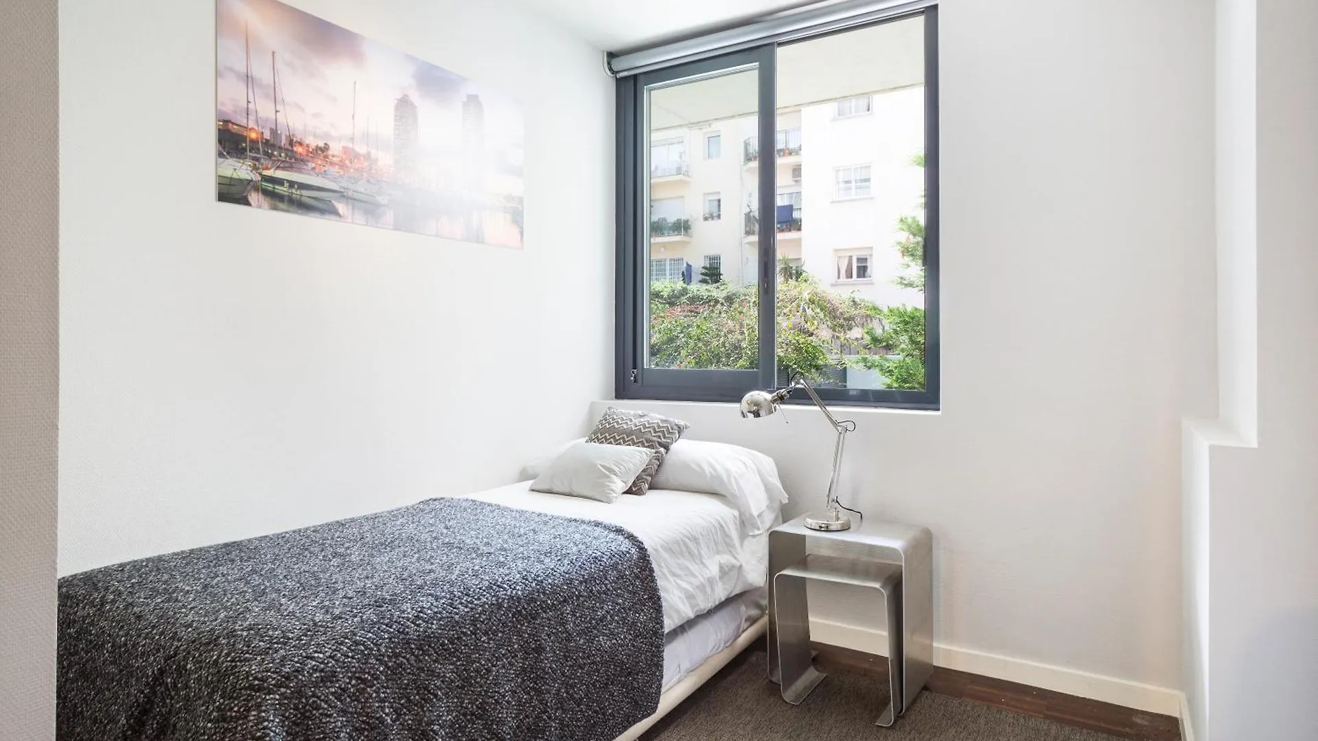 My Space Emirates - Modern Duplex With Private Garden And Swimming Pool Barcelona