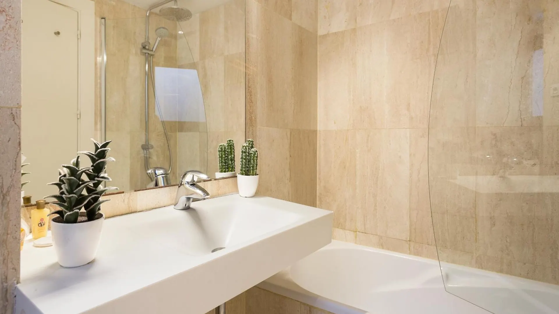 My Space Emirates - Modern Duplex With Private Garden And Swimming Pool Barcelona