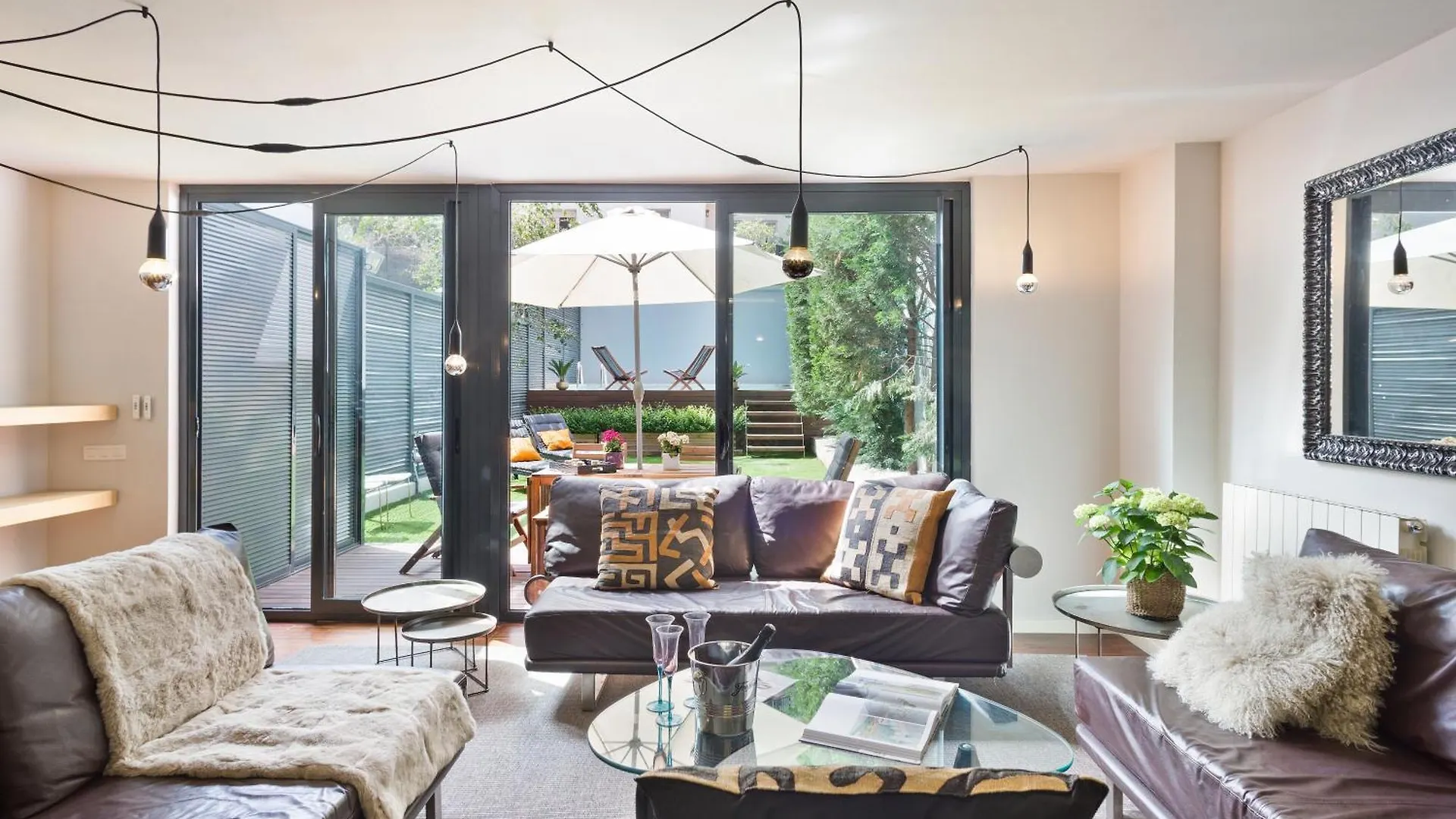 My Space Emirates - Modern Duplex With Private Garden And Swimming Pool Barcelona