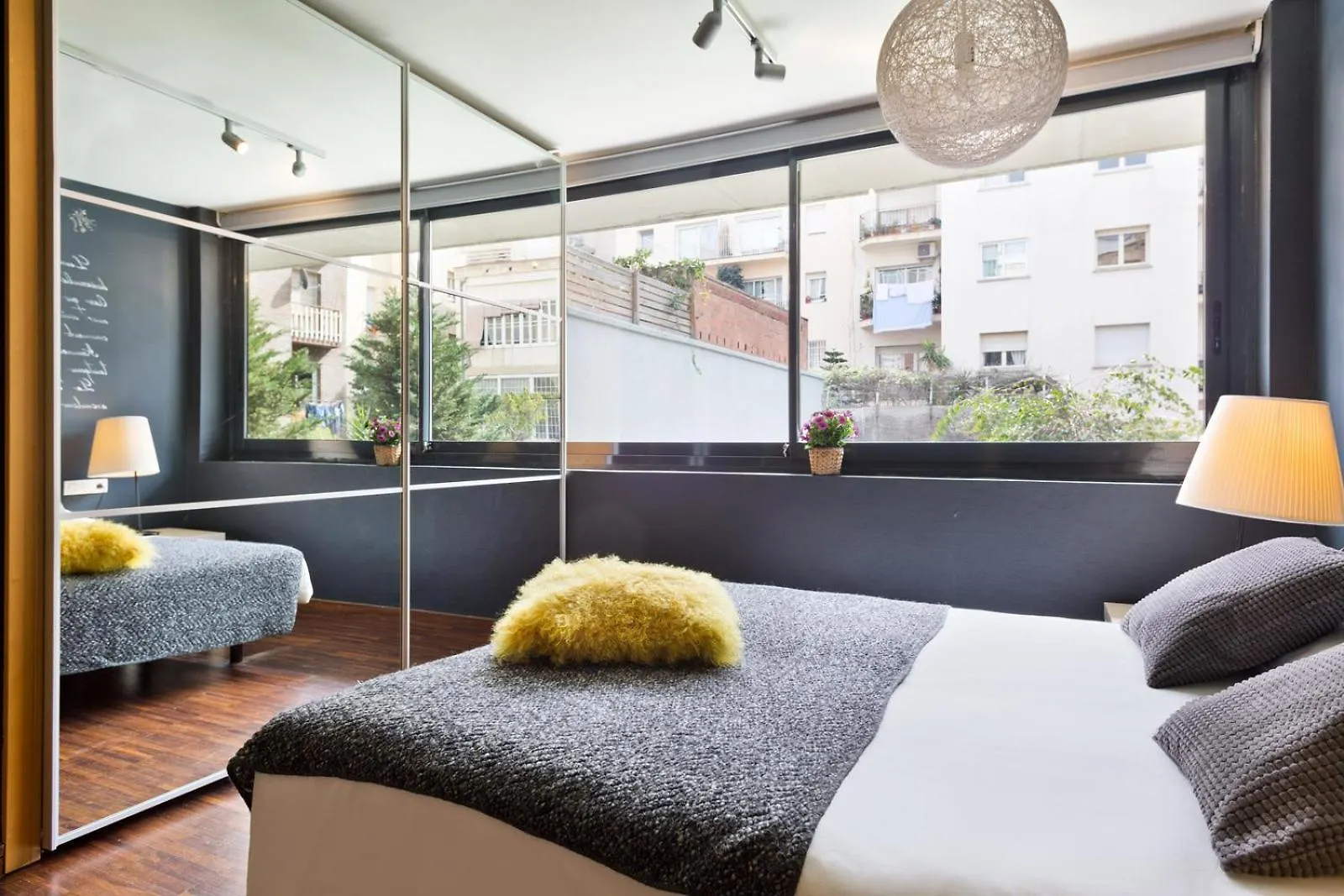 Apartment My Space Emirates - Modern Duplex With Private Garden And Swimming Pool Barcelona