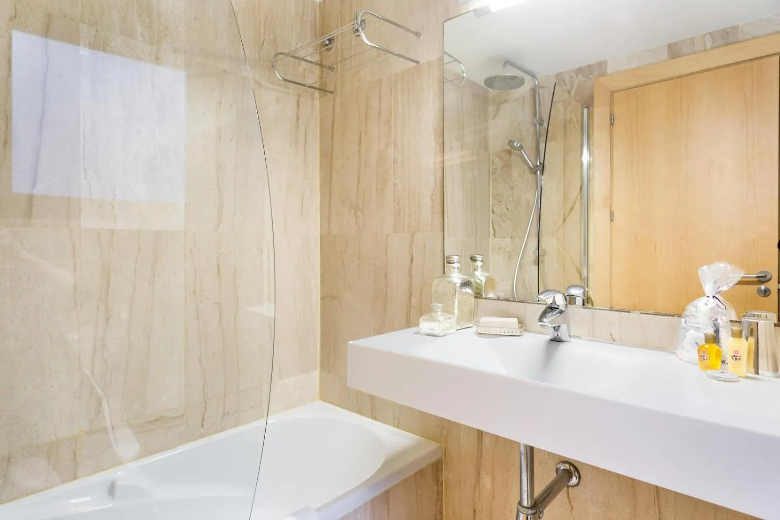 Apartment My Space Emirates - Modern Duplex With Private Garden And Swimming Pool Barcelona